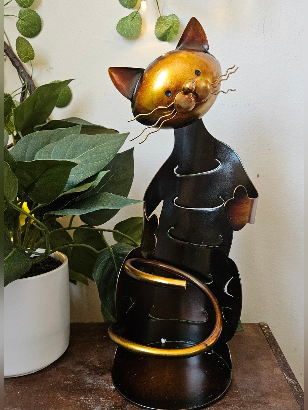 Tooarts Cat shaped copper bronze highlights nib wine bottle holder, designed as